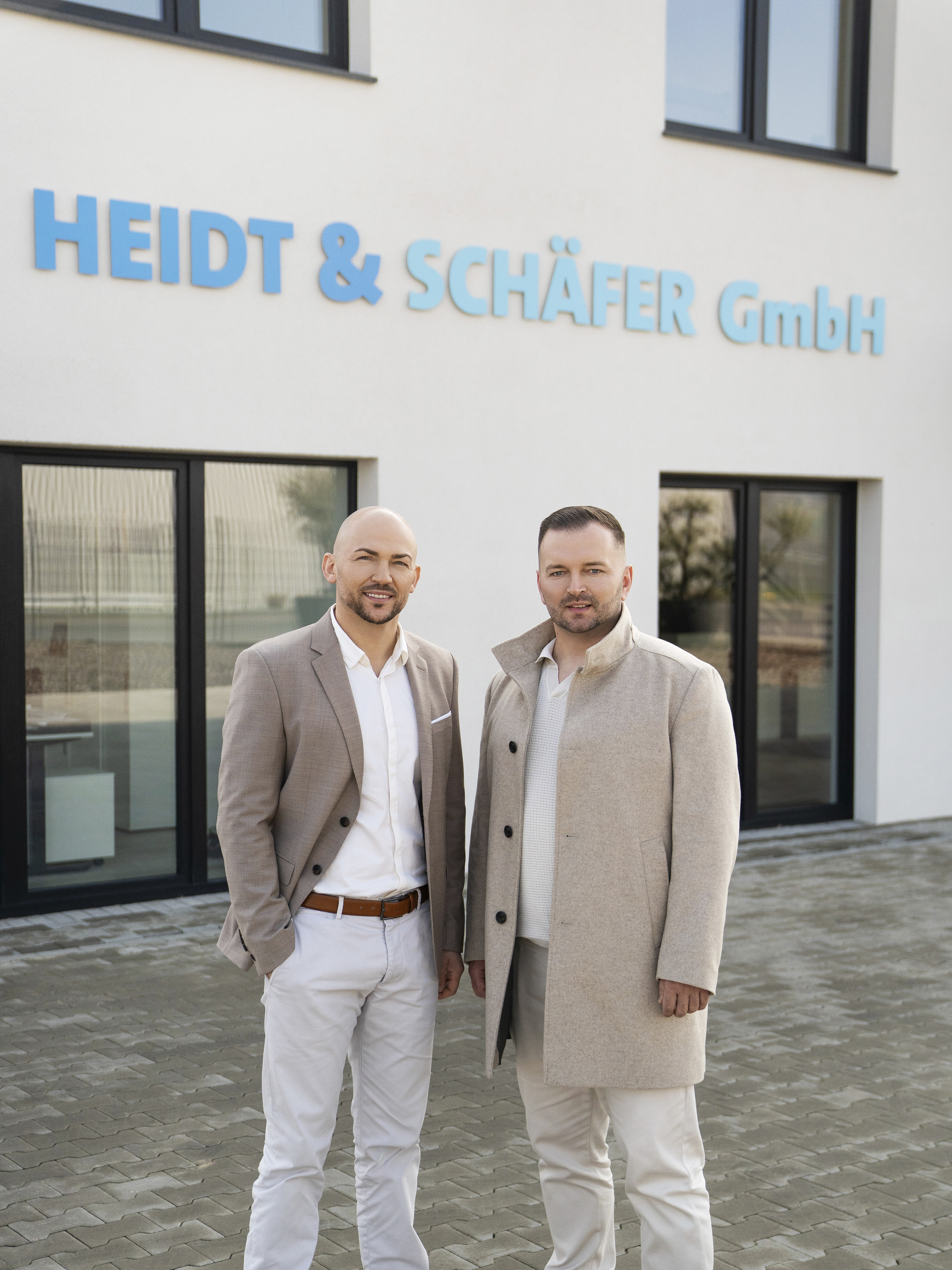 Die Geschäftsführer Oleg Heidt und Denis Schäfer vor dem Firmengebäude